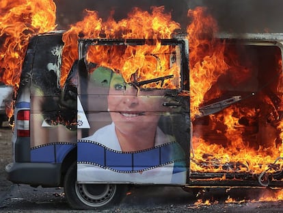 Un vehículo de campaña de la candidata a senadora Alma Mireya González Sánchez arde en llamas, en Nahuatzen, Michoacán (México).
