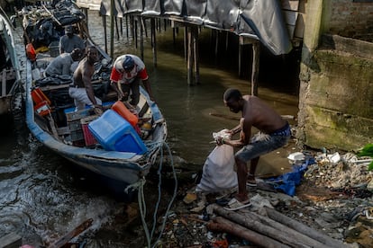 Hombres regresan de pescar en Buenaventura, Colombia, en 2023.