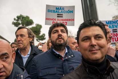 El presidente de la Región de Murcia Fernando López Miras, durante la protesta.