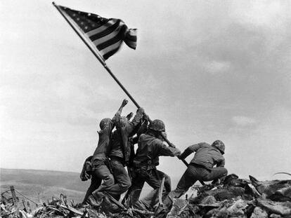 Marines alzan la bandera en Iwo JIma, en una imagen ic&oacute;nica de la IIGM.
