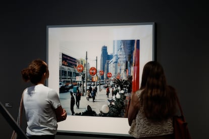 Dos mujeres contemplan una fotografía de la exposición 'Después de todo. Fotografía en la Colección Helga de Alvear', perteneciente a PHotoEspaña, en el Espacio Cultural Serrería Belga, de Madrid, el pasado 2 de junio.