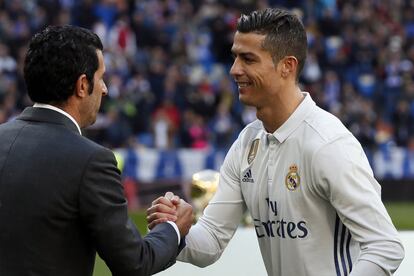 Cristiano Ronaldo saluda a Figo, su compatriota, en el homenaje organizado por el Madrid a pie de campo.