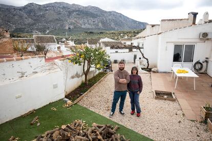 Sara Sarabia, creadora y gestora cultural, junto a su pareja Fabián Vroom, experto en ciberseguridad, en Villanueva del Rosario, Málaga.