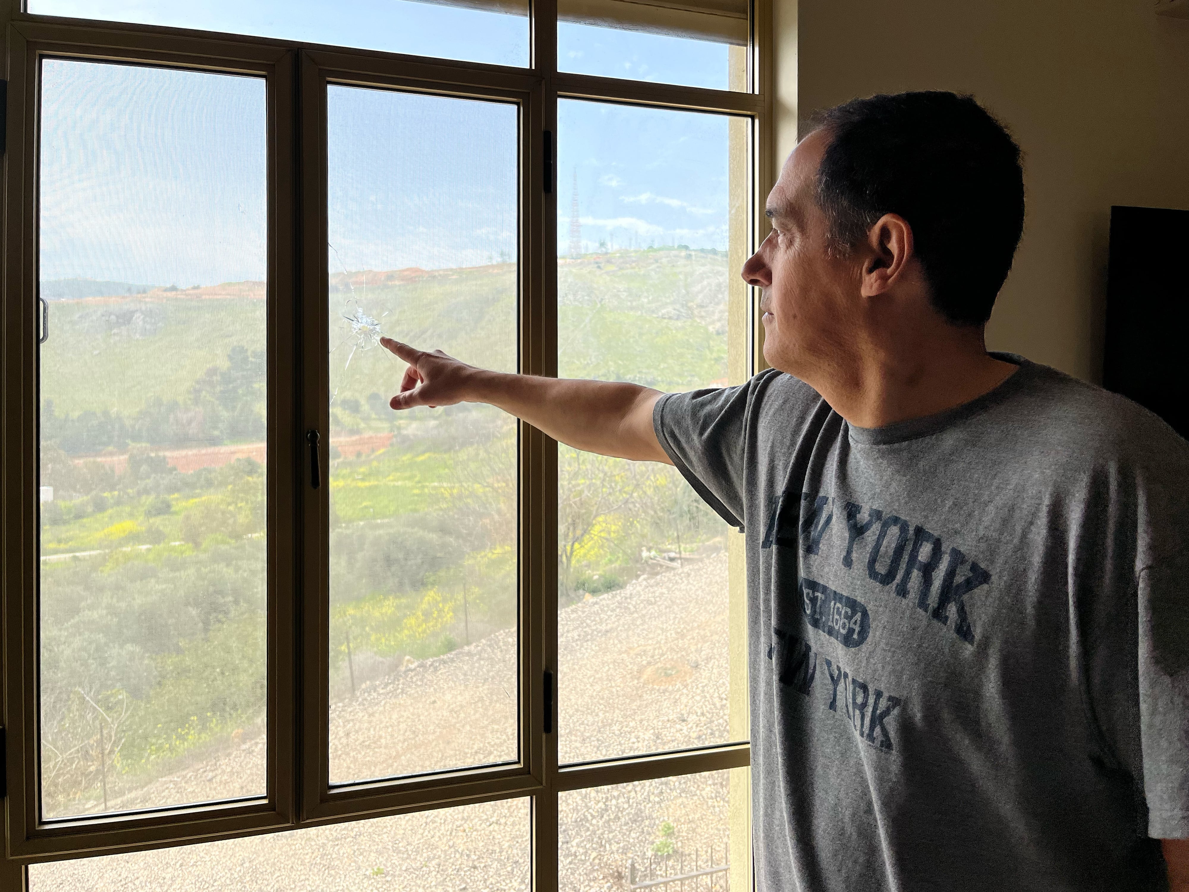 Hagai Rosenbaum muestra el daño causado la semana pasada por metralla de un proyectil de Hezbolá, en su casa en la localidad israelí de Metula, este viernes. 