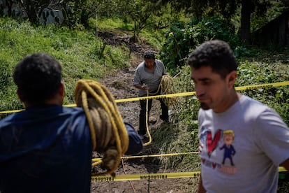 Vecinos trabajan como voluntarios en la zona del derrubio, este martes en la colonia La Raquelito en Naucalpan.