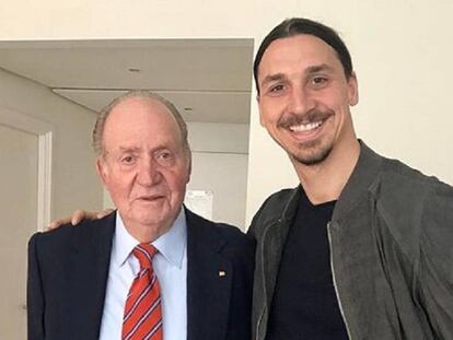 Don Juan Carlos y Zlatan Ibrahimovic, en la foto publicada por el futbolista en su Instagram.