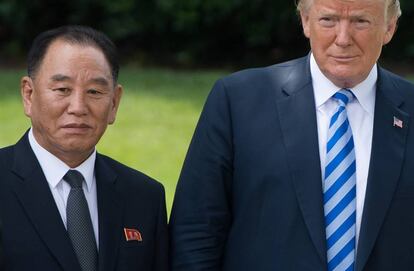 Donald Trump con el emisario norcoreano, Kim Yong Chol, en la Casa Blanca.