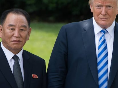 Donald Trump con el emisario norcoreano, Kim Yong Chol, en la Casa Blanca.