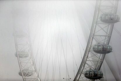 La niebla cubre el London Eye de Londres (Inglaterra), el 17 de diciembre de 2016.