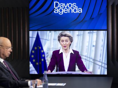 La presidenta de la Comisión Europea, Ursula von der Leyen, se dirige por videoconferencia al Foro de Davos con su fundador, Klaus Schwab, en primer término en la imagen.