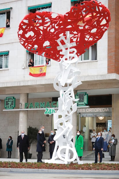 Estatua 'El Árbol de la Vida' , donada por la Fundación A.M.A. a la ciudad de Madrid
como homenaje a los profesionales sanitarios durante la crisis del Covid 2019.