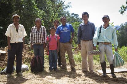 Un grupo de vecinos del Ed&eacute;n emprende el camino a pie hacia casa.