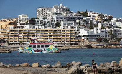 Vista de la ciudad de Ibiza desde la playa de Ses Figueretes.