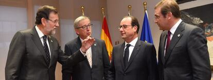 HO21 BRUSELAS (B&Eacute;LGICA), 18/12/2014.- (i-d) El presidente del Gobierno espa&ntilde;ol, Mariano Rajoy, el presidente de la Comisi&oacute;n Europea (CE), Jean-Claude Juncker, el presidente franc&eacute;s, Fran&Ccedil;ois Hollande, y el primer ministro portugu&eacute;s, Pedro Passos Coelho, durante su reuni&oacute;n en el marco de la cumbre del Consejo Europeo en Bruselas, B&eacute;lgica, hoy, 18 de diciembre de 2014. Los jefes de Estado y de Gobierno de la Uni&oacute;n Europea (UE) comenzaron hoy una cumbre dedicada al plan de inversiones europeo, que espera movilizar 315.000 millones de euros, y a la situaci&oacute;n en Ucrania, la primera que preside el polaco Donald Tusk al frente del Consejo Europeo. EFE/EMMANUEL DUNAND / POOL PROHIBIDO SU USO POR MAXPPP