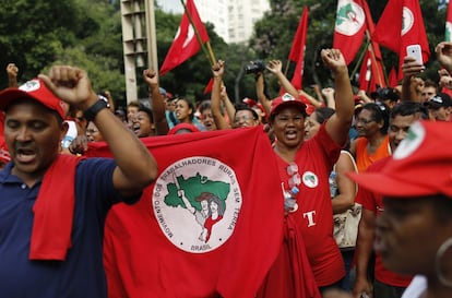 Integrantes do MST em ato em Brasília.