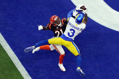 Odell Beckham Jr. recibe la primera anotación para los Rams.