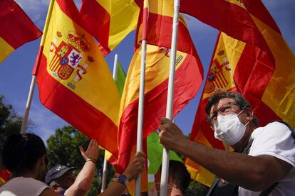 Un manifestante en la Plaza de Colón, este domingo. El presidente de Vox, Santiago Abascal, ha pedido este domingo unidad "por encima de siglas políticas" durante la protesta contra los indultos a los líderes del 'procés'.