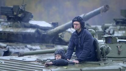 En la imagen, el primer ministro ucranio, Arseni Yatseniuk (de pie), ayer en unas maniobras.