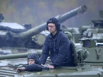 En la imagen, el primer ministro ucranio, Arseni Yatseniuk (de pie), ayer en unas maniobras.