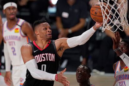 Russell Westbrook, de Houston Rockets, encesta ante Oklahoma.