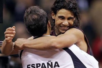 Rafael Nadal se abraza a Jordi Arrese tras su gran victoria sobre Roddick.