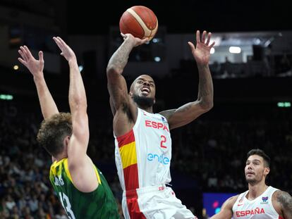 Lorenzo Brown lanza a canasta ante Jokubaitis durante el partido entre España y Lituania de los octavos del Eurobasket.