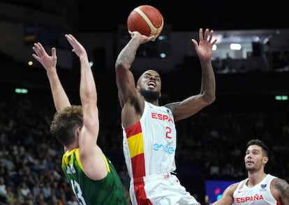Lorenzo Brown lanza a canasta ante Jokubaitis durante el partido entre España y Lituania de los octavos del Eurobasket.