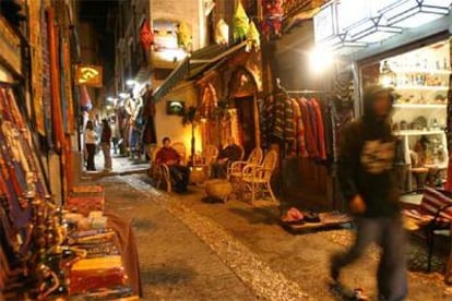 La bulliciosa y turística calle de la Calderería, en el barrio del Albaicín, en Granada, es lugar de encuentro por sus numerosas tiendas y teterías.