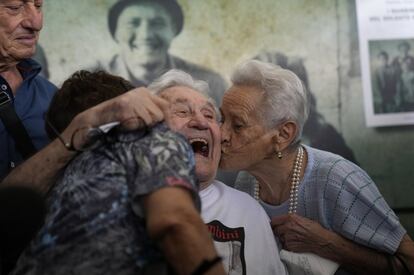 Martin Adler, un soldado estadounidense retirado de 97 años, recibe un beso de Mafalda, derecha, y Giuliana Naldi, a quienes salvó durante la Segunda Guerra Mundial, durante un reencuentro en el aeropuerto de Bolonia, Italia.