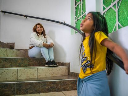 Una mujer cuida a una niña en Bogotá, el pasado 18 de noviembre.