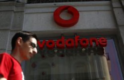 Tienda de telefon&iacute;a m&oacute;vil Vodafone en la Puerta del Sol.