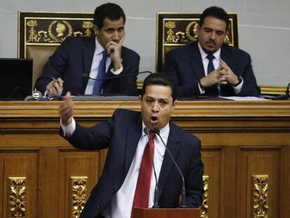 El diputado chavista William Gil habla en la Asamblea Nacional. En segundo término, Juan Guaidó y Stalin González.