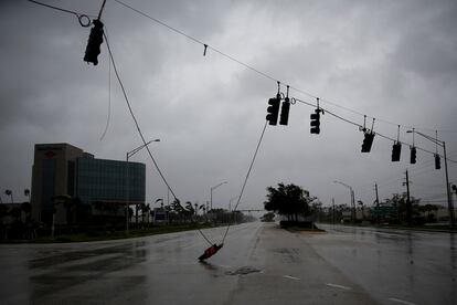 Semáforo caído en una calle de Fort Myers (Florida). Los principales parques temáticos de Orlando estarán cerrados el miércoles y jueves debido a 'Ian'. Disney World, Universal Orlando, SeaWorld Orlando, Aquatica Orlando, Discovery Cove y Busch Gardens Tampa Bay han echado el cierre para prepararse para los efectos del huracán, según han anunciado en comunicados y mensajes en las redes.