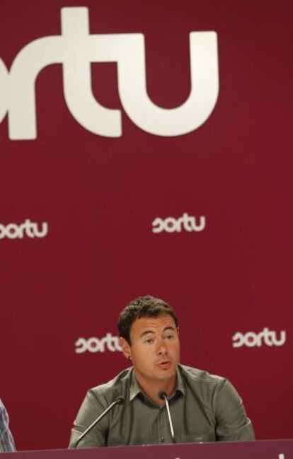 Hasier Arraiz, portavoz de Sortu, en la rueda de prensa celebrada en San Sebastián.