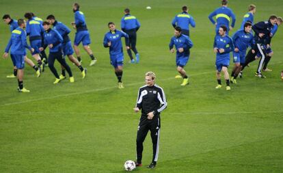 Sami Hyypia dirige el entrenamiento del Bayer Leverkusen.