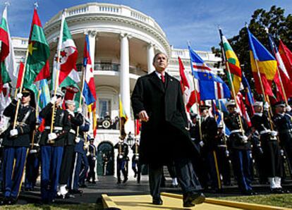 George Bush se dirige a pronunciar su discurso en los jardines de la Casa Blanca al cumplirse seis meses del 11-S.