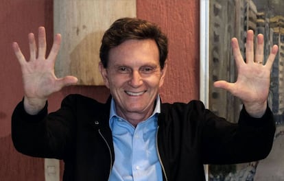 "É proibido gastar". Com esta frase Marcelo Crivella tomava posse como prefeito do Rio, após vencer com 59,37% dos votos uma eleição que pôs como oponentes no segundo turno as duas faces do Brasil de hoje: de um lado, os valores cristãos do ex-bispo da Igreja Universal e, do outro, as ideias progressistas do seu oponente, o deputado estadual Marcelo Freixo. A crise, sobretudo na área da saúde, tem marcado a gestão do prefeito, mas seu estilo de comando também causou impressão. Uma frase se repete entre os cariocas, que sentem falta de resultados: “Cadê o Crivella?”. O prefeito, no fim das contas, tem ocupado mais manchetes por inação ou por misturar religião com política do que por suas conquistas administrativas.