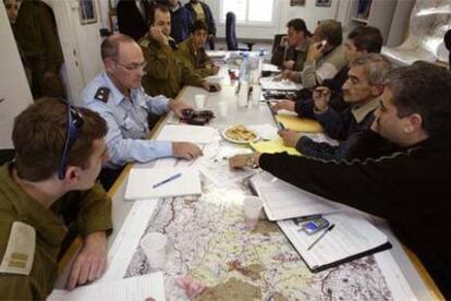 Policías y militares israelíes discuten sobre cuestiones de seguridad en un puesto de control en Cisjordania.