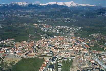 Vista aérea del municipio de Guadarrama, con la sierra al fondo.