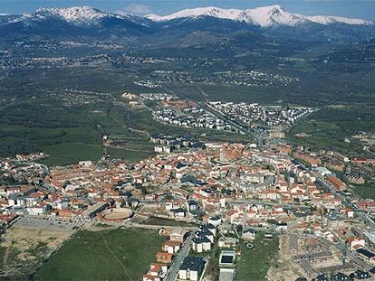 Vista aérea del municipio de Guadarrama, con la sierra al fondo.