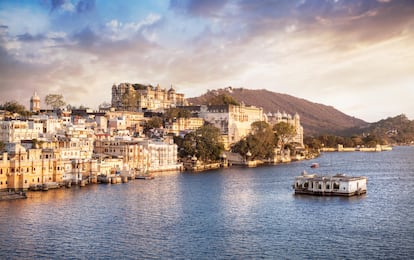 El lago Pichola, con el City Palace de fondo.