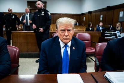 Donald Trump comparece ante el juez en el tribunal penal de Nueva York, el jueves.