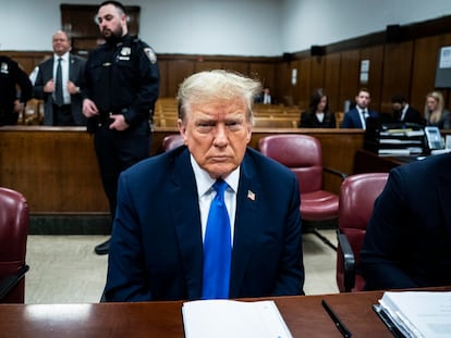 Donald Trump comparece ante el juez en el tribunal penal de Nueva York, el jueves.