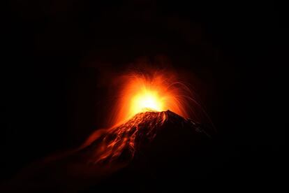 El Volcán de Fuego en erupción, visto desde el municipio de Alotenango, en Sacatepequez (Guatemala), el 19 de noviembre de 2018.