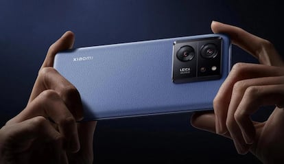 Teléfono Xiaomi 13T Pro agarrado de color azul