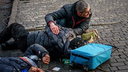 Heridos por los misiles rusos en las calles de Jersón, Ucrania, el 24 de diciembre.