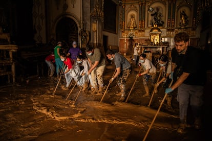 Voluntarios trabajan en la limpieza de la Iglesia Sant Jordi Martir, en Paiporta, sbado 2 de noviembre de 2024.