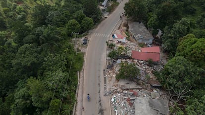 Marceline, a 30 minutos de Los Cayos, perdió tras el terremoto dos iglesias -una católica y una bautista-, un centro médico, una escuela y un centro comunitario. 
El camino a esta comunidad tiene deslizamientos de tierra y enormes fisuras en la carretera. 

