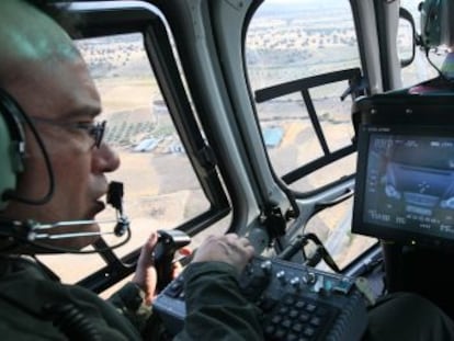 Un helicóptero de la DGT con cámaras de visión inteligente. Foto de archivo.