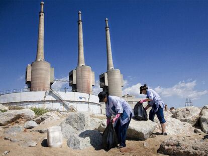 Escape de la central eléctrica de Fecsa en playa de Sant Adrià de Besòs